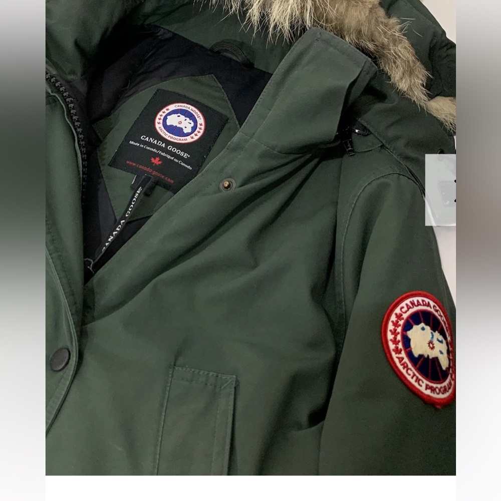 Canada Goose women’s jacket authentic with authentic garment bag